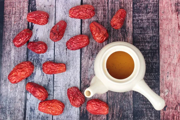 Bir çaydanlık Çince çay ile kurutulmuş hünnap hizmet, meyve bir geleneksel Çince bitkidir .