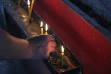 Budistler hak, bir mum yerleştirerek yapmak ve Buda Tapınağı'nda sunak üzerinde mum çerçeve ile tütsü yaktı. Seçici odak.