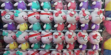 Bangkok, Tayland, 28 Kasım 2018 al fotoğraf renk sevimli bebek vinç oyunda, kabine bebek yakalar.