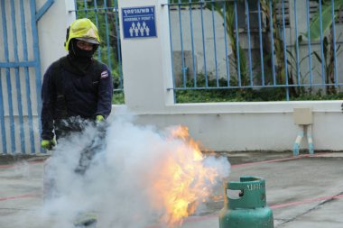 Bangkok, Tayland, 17 Ağustos 2018, eğitim ve office yapılan personel önerileri yangın mücadele teknikleri eğitimi için giriş yapmak için acil durum uzmanlar.