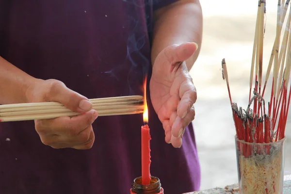 Buddhisten Verdienen Indem Sie Eine Brennende Kerze Und Räucherstäbchen Mit — Stockfoto
