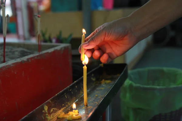 Buddhisten Verdienen Indem Sie Eine Brennende Kerze Und Entzündeten Weihrauch — Stockfoto