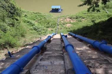 Su rawwater için inused pompa için demirleme yüzen üzerinde mavi nehir pompa istasyonu.