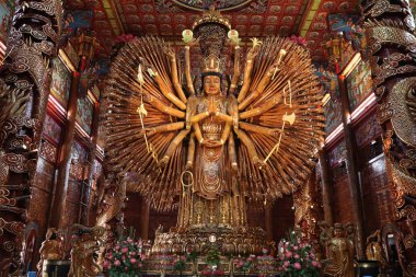 Kanchanaburi.Thailand,Jan 24,2019, almak fotoğraf--dan büyük Guan Yin Bodhisattva oyma ahşap 12 metre yüksekliğinde Wat Metta Photiyan, bir Budist Tapınağı Çin tarzı Tayland.
