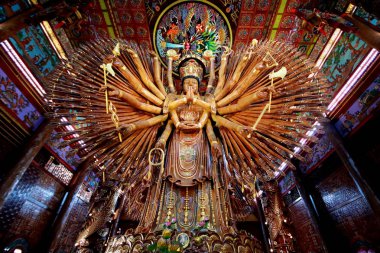 Kanchanaburi.Thailand,Jan 24,2019, almak fotoğraf--dan büyük Guan Yin Bodhisattva oyma ahşap 12 metre yüksekliğinde Wat Metta Photiyan, bir Budist Tapınağı Çin tarzı Tayland.