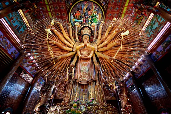 Kanchanaburi Thailand Jan 2019 取る写真から大きな関陰菩薩が刻まれた木材ワット メッタ Photiyan タイの中国様式の仏教寺院の高さが — ストック写真