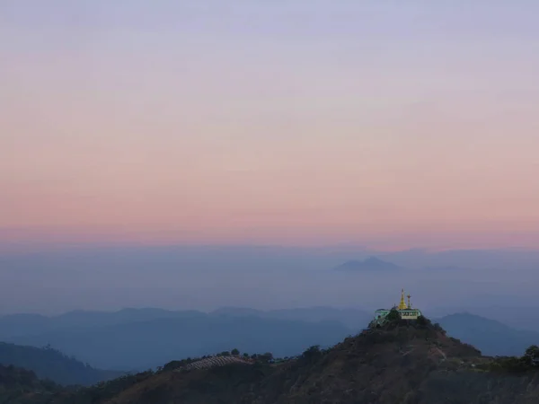 在五颜六色的晨天的风景与金塔在缅甸的小山上 这张照片包含噪音和毛刺 — 图库照片