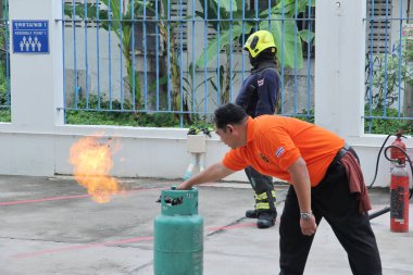 Bangkok, Tayland, 17 Ağustos 2018, eğitim ve office yapılan personel önerileri yangın mücadele teknikleri eğitimi için giriş yapmak için acil durum uzmanlar.