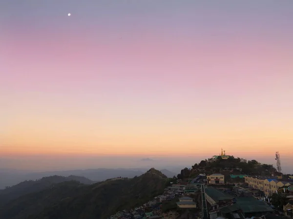 2018年2月3日 在五颜六色的早晨天空与缅甸山上的金色宝塔的照片景观 这张照片包含噪音和毛刺 — 图库照片