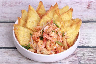 Popüler Tay tarifi, karides ve crisy mantı, fasulye filizi ile Pad Thai Pad Tai Keaw yemeklerimizi Kung Sod Tay içinde ara.