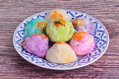  Renkli Çin böreği moon pasta, bahar rulo pasta fındık, tuzlu yumurta, Tay tarzında plaka üzerinde .