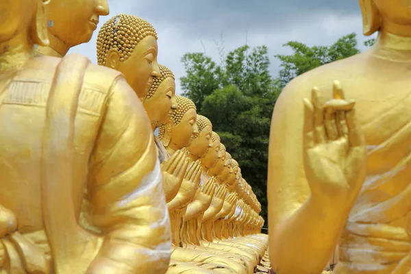 Vezměte si fotku sochy Buddhy, která sedí a jedí Phuttha Utthayan M — Stock fotografie