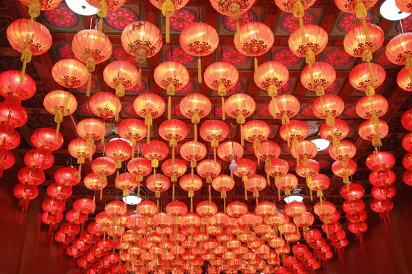 A lanterna vermelha na arte chinesa, boa pendurada no teto em Ch — Fotografia de Stock