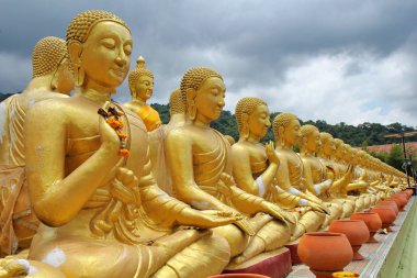 Buda heykeli 1250 rahipler ilahiyi görüntüsünü oturan fotoğrafını çekin