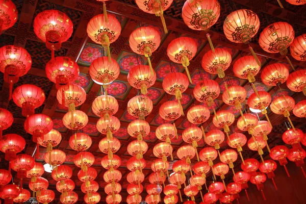 A lanterna vermelha na arte chinesa, boa pendurada no teto em Ch — Fotografia de Stock