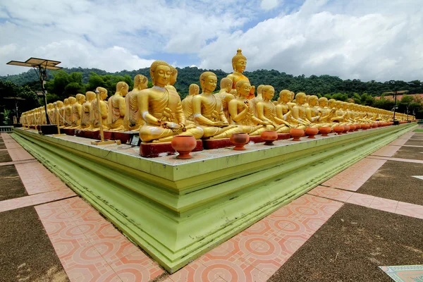 Tire foto de Buda estátua sentado imagem de 1250 monges cantar — Fotografia de Stock