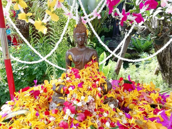 Imagem de Buda na capa ao ar livre com belas flores . — Fotografia de Stock