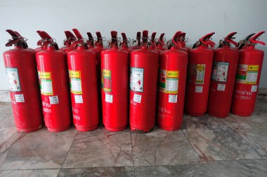 Kimyasal yangın extingusher kırmızı tankları t bekliyor sıraya dizildi