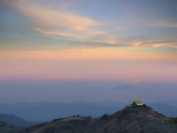 山上的金宝塔，在五颜六色的早晨风景 — 图库照片
