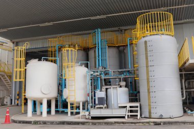 Che'de kimyasal tanklar, besleme boruları, vanalar, pompa ve destekler