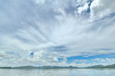 Baraj reservior dağlardaki ve Adaları. Clo gününde