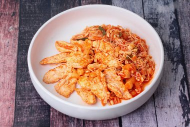 Kore beyaz plaka derisiz tavuk ile Kızarmış kimji.