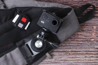 Eski klip ve uzaktan hazır sırt çantası ve 4k aksiyon kamerası 