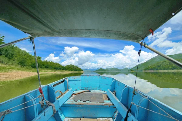 Las islas y montañas en embalse en presa. En el día del clo —  Fotos de Stock