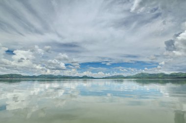 Baraj reservior dağlardaki ve Adaları. Clo gününde
