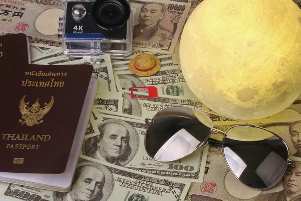 Luz de la luna, pasaporte, gafas, pequeño sombrero de relax, cámara de acción a — Foto de Stock