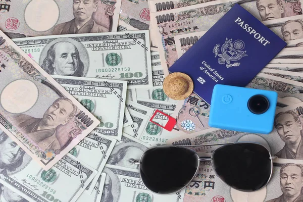 Pasaporte, gafas, pequeño sombrero de relax, cámara de acción y móvil s — Foto de Stock