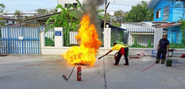Acil durum uzmanları eğitim ve ofise giriş yapmak 