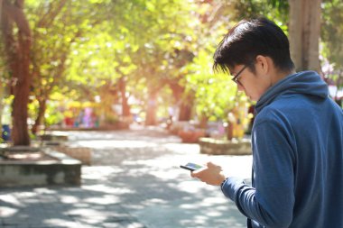 Genç çocuk cep telefonu tutan sol el kullanımı ve sistemi kullanmak i