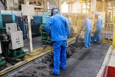 Memurlar perso ile mavi iş kask ve güvenlik ayakkabıları giymek