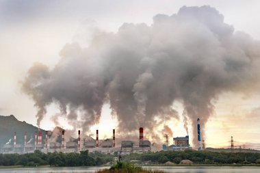 Akarsu ve kaynama işletilen kömür yakıtlı enerji santrali birçok ch