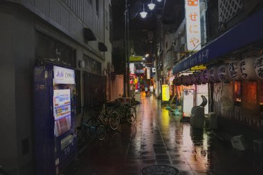 T erişim yolu renkli sokak gece görünümü fotoğraf çekin