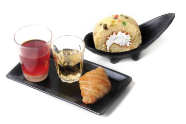 Tay Geleneksel süt çayı çay ile servis, kruvasan ve rulo fr