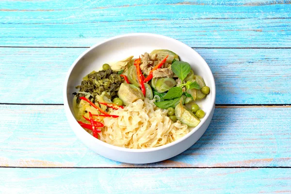 Aislado de comida tailandesa popular, fideos chinos con pollo verde — Foto de Stock