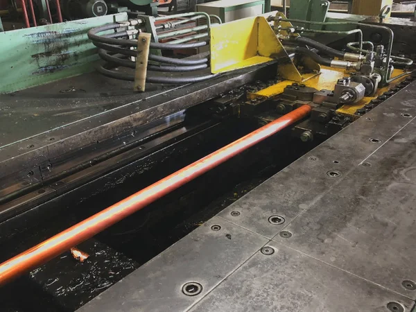 Tubo de cobre da máquina de derretimento é puxado para fora um suporte de haste ' — Fotografia de Stock