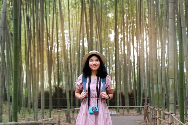 Turistico teen girl stand con zaino blu, cappello e macchina fotografica, smil — Foto Stock