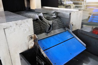 Çalışma tepsisinde döküm çelik yer olarak processimg ürün