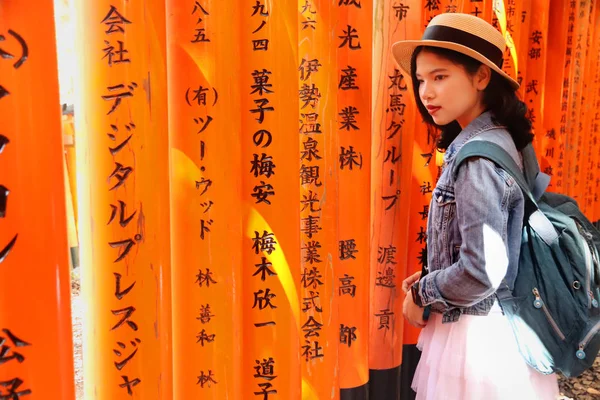 Teen girl post che agisce per scattare foto santa linea di torii a Fushimi — Foto Stock