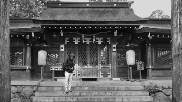 Turist Backpacker genç siyah beyaz fotoğraf ayakta bir — Stok fotoğraf