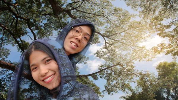 Overlay foto pasangan tersenyum bersama dengan kerudung biru malam dan — Stok Foto