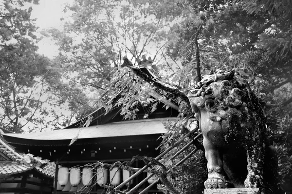 Foto em preto e branco, Shisa ou Shishi, leões guardiões imperiais — Fotografia de Stock