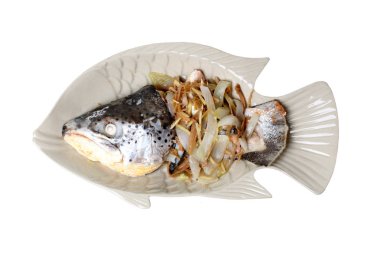 Zencefil buğulanmış somon kafası balık tabağında servis.