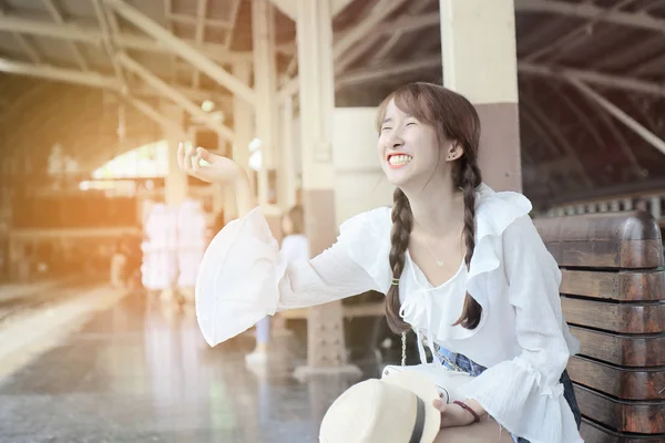 Hermosa joven adolescente turista sentarse en un banco en el tren stat — Foto de Stock