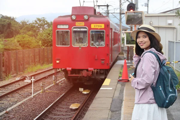Hermosa cámara de retención turística con mochila en la plataforma del tren . — Foto de Stock