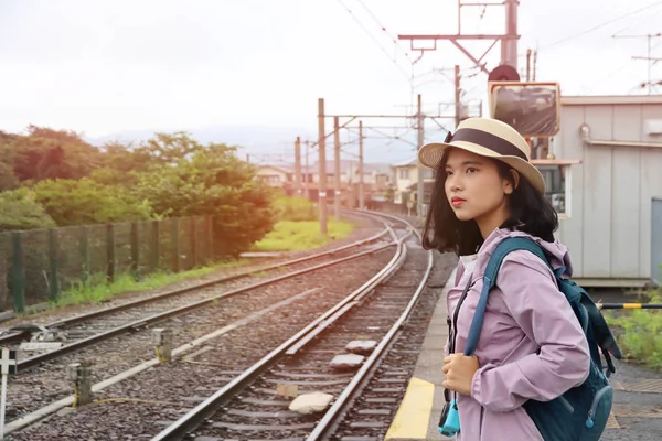 Bella macchina fotografica da presa turistica con zaino sulla piattaforma del treno . — Foto Stock