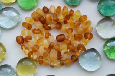 Kehribar rengi çok renkli değerli taşlar.